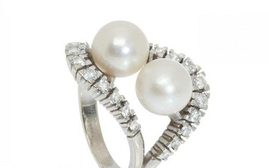 "Toi et Moi" ring in 18kt white gold. Frontis with two cultured pearls, round, white, with 8mm of