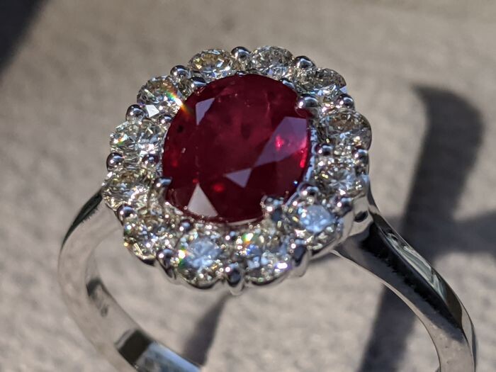 Top Quality Natural Ruby Halo Ring - 14 kt. White gold - Ring - 1.61 ct Ruby - Diamonds
