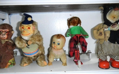 Un lot de jouets anciens : automate de singes,...