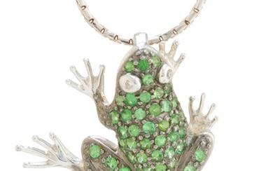 Un pendentif en or 18ct en grenat tsavorite et diamant, conçu comme une grenouille, suspendu...