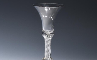Un verre à vin à tige composite datant de 1755, la coupe en forme de...