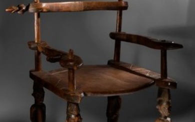 Une ancienne grande chaise de chef ou de...
