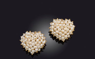 Une paire de boucles d'oreilles en perles de culture, chacune dessinée comme un cœur, sertie...