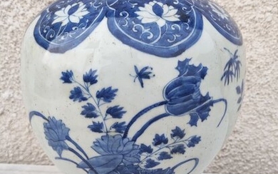 Vase - Blue and white - Porcelain - Flowers - China - Transitional Period