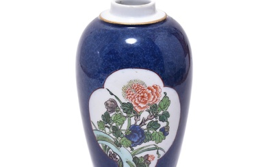 Vase. China | Porzellan, Schmelzfarbendekor und Goldstaffage.