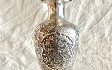 Vase, Large vase - Hand Engraved - Museum Quality - Nature motive - .840 silver - Master silversmith - Iran - Early 20th century
