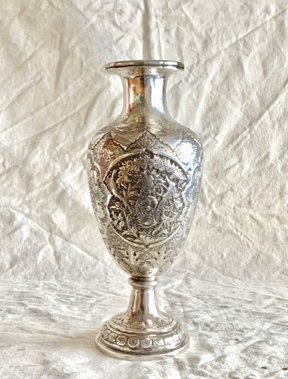 Vase, Large vase - Hand Engraved - Museum Quality - Nature motive - .840 silver - Master silversmith - Iran - Early 20th century