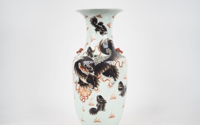 Vase balustre en porcelaine décor émaillé en grisaille et corail de lions boudhiques Chine vers...