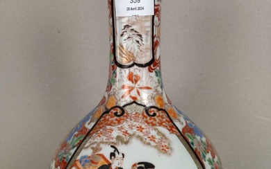 Vase bouteille en porcelaine émaillée polychrome à décor dans des médaillons de scènes de cour....
