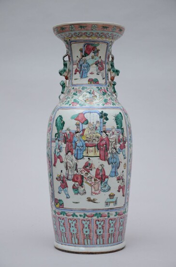 Vase famille rose en porcelaine de Canton 'personnages' 19ième siècle (h61cm)