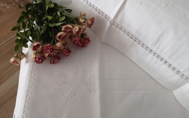 Very rich pure cotton percale bed sheet with hand stitch embroidery in gold silk thread - Linen - 21st century