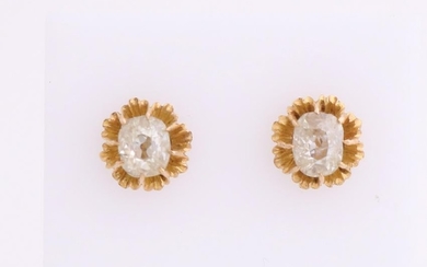 Yellow gold earrings, 585/000, with diamond. Gold