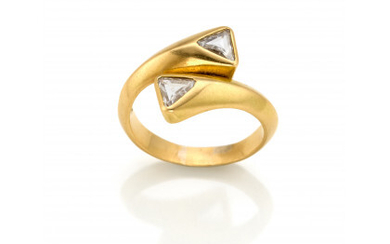 Yellow gold triangular diamond crossover ring, g 6.46 circa size 16/56.