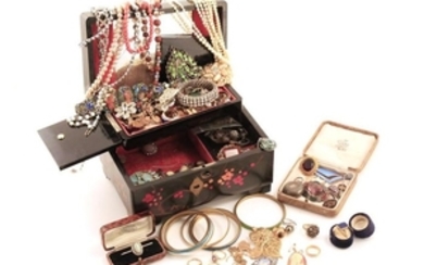 A large quantity of jewellery and costume jeweller…