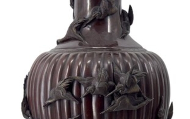 106 JAPON - Epoque MEIJI (1868 - 1912) Vase balustre en bronze à patine brune,...
