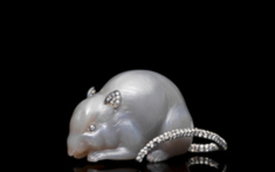 A grey agate figure of a mouse set with silver-mounted diamonds