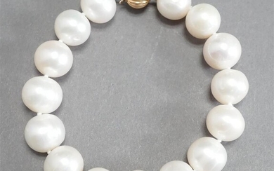 14-Karat Yellow-Gold and Cultured South Sea Pearl Bracelet, Pearls approx 12 mm; L: 7-3/4 in