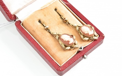 A PAIR OF ANTIQUE CAMEO EARRINGS IN 9CT GOLD