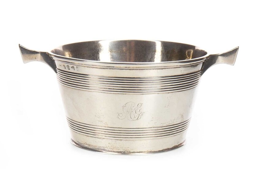 AN EARLY VICTORIAN SILVER BARREL SHAPED DISH
