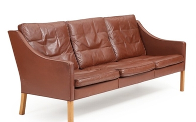 Børge Mogensen: Three-seater sofa upholstered with brown leather, oak legs. Manufactured by Fredericia Stolefabrik, 1980. L. 186 cm.