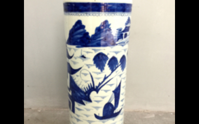 Portaombrelli cilindrico in porcellana bianca e blu decorato con paesaggio fluviale (h cm 60) (lievi difetti) Cina, sec. XX