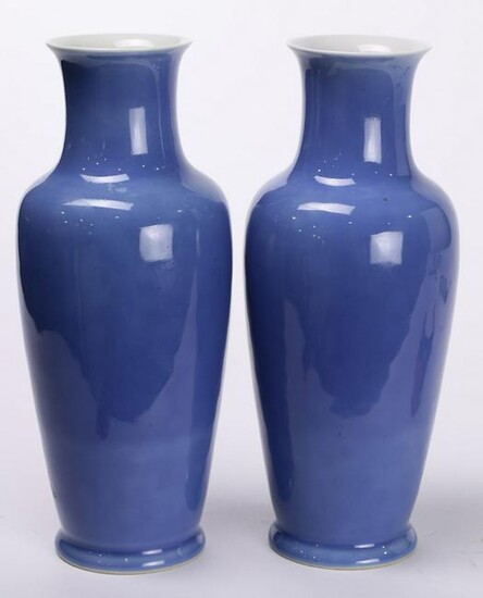 (lot of 2) Two Chinese blue Porcelain Vases