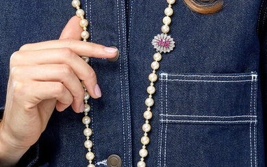 9 COLLIER PERLES DE CULTURE FERMOIR DIAMANTS A diamond, imitation stone, gold and cultured pearl necklace.
