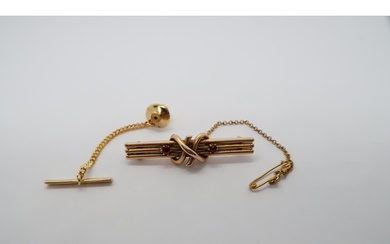 A 14ct yellow gold (tested) brooch with rubies, approx 4cm, ...