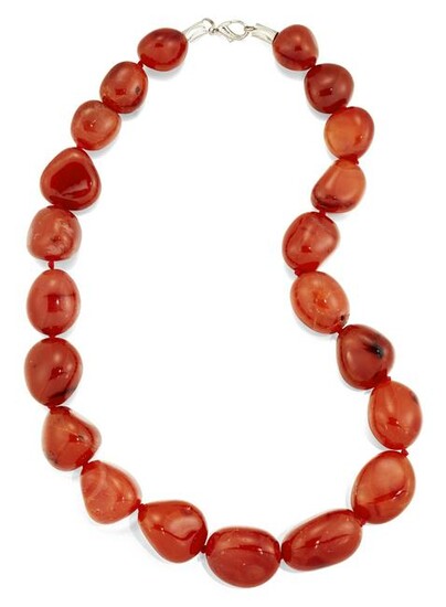 A CARNELIAN BEAD NECKLACE, the off-oval carnelian beads