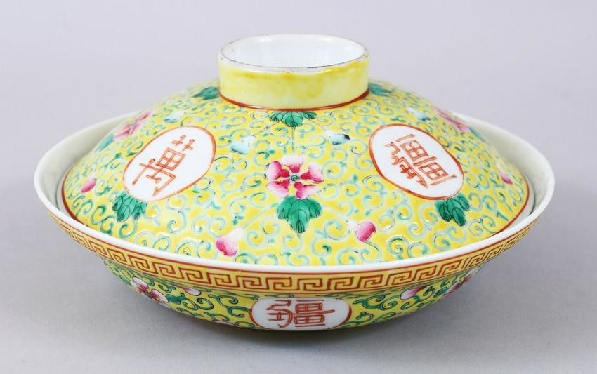 A CHINESE 19TH / 20TH CENTURY FAMILLE JAUNE PORCELAIN