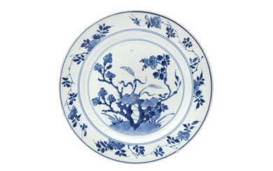 A CHINESE BLUE AND WHITE 'FLORAL' DISH 清康熙 青花花卉紋盤