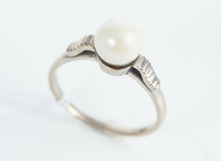 A CULTURED PEARL RING IN 14CT GOLD, SIZE O, 2.6GMS