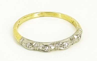 A DIAMOND AND 18ct GOLD BAND RING