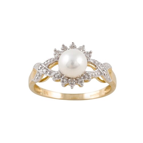 A DIAMOND AND PEARL CLUSTER RING, mounted in yellow gold, si...