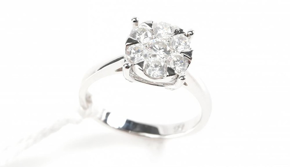 A DIAMOND CLUSTER RING IN 18CT WHITE GOLD