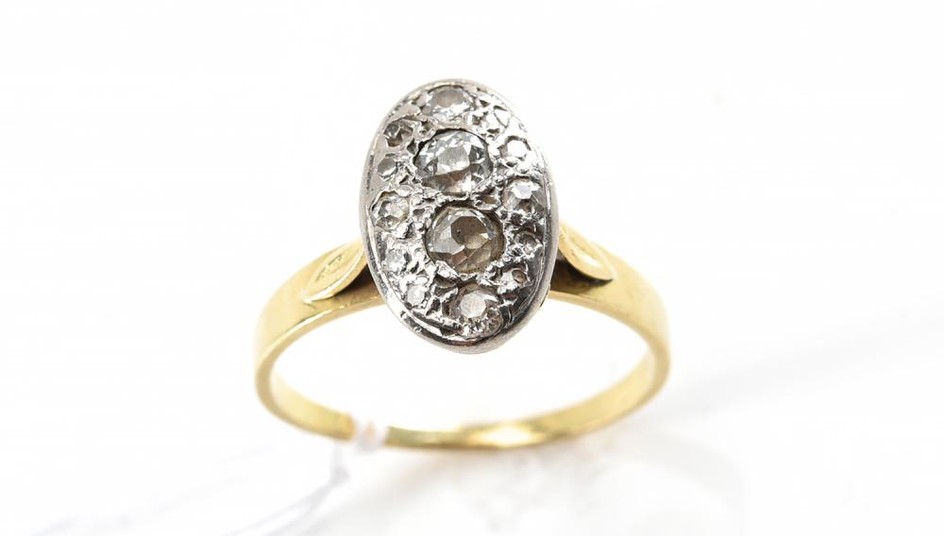 A DIAMOND RING IN 18CT GOLD AND PALLADIUM