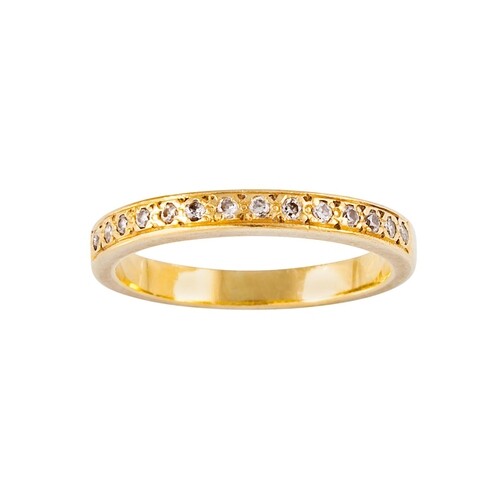 A DIAMOND SET BAND RING, mounted in 18ct yellow gold, size K