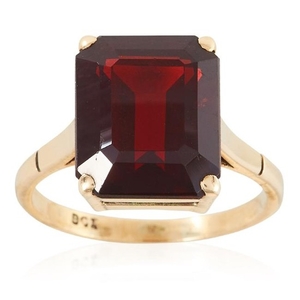 A GARNET DRESS RING in yellow gold, comprising of an