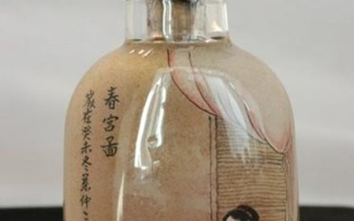 A GLASS SNUFF BOTTLE WITH FIGURE PAINTING
