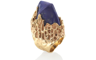 A GOLD AND LAPIS LAZULI RING