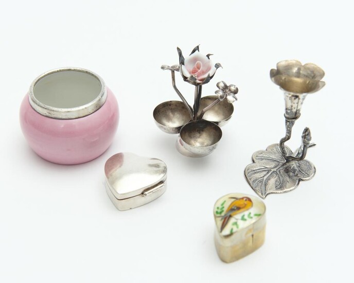 A GROUP OF VINTAGE ITEMS INCLUDING AN 800 SILVER BUD VASE, AN 800 SILVER EARRING KEEPER, PORCELAIN POT WITH STERLING SILVER RIM AND...