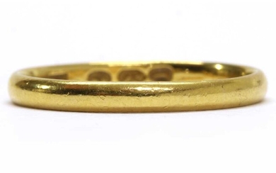 A Georgian 22ct gold light court section wedding ring