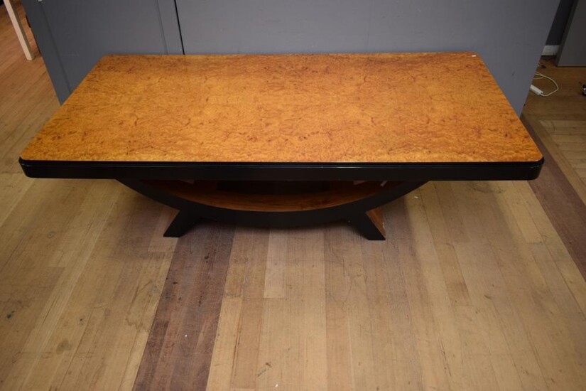 A LARGE ART DECO STYLE DINING TABLE (A/F) (78H X 141W X 121D CM)