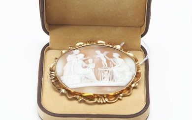 A LARGE SHELL CAMEO BROOCH TO A 14CT GOLD FRAME, DEPICTING A CLASSICAL SCENE, A/F