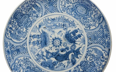 A LARGE SWATOW BLUE AND WHITE CHARGER, 17TH CENTURY