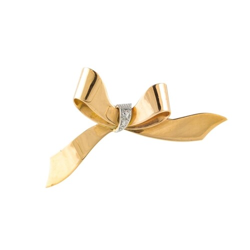 A MID 20TH CENTURY DIAMOND SET BOW BROOCH, mounted in 18ct y...