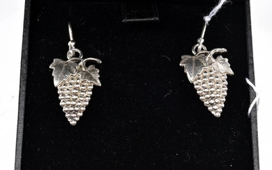 A PAIR OF EARRINGS DEPICTING GRAPEVINE IN SILVER