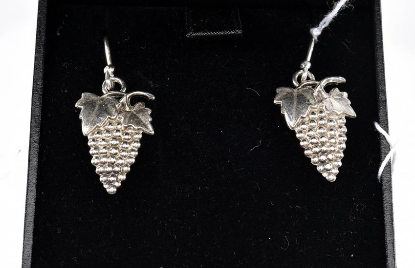 A PAIR OF EARRINGS DEPICTING GRAPEVINE IN SILVER