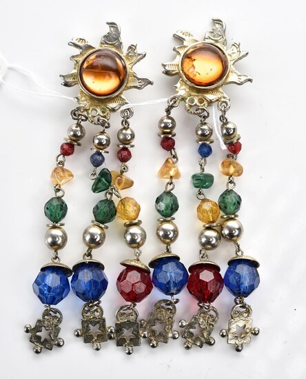 A PAIR OF LARGE 1980S STYLE COSTUME EARRINGS (CLIP), TOTAL LENGTH 11.5CM