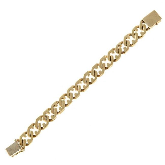 A Solid Curb Style Link Chain in 14K